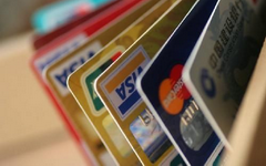 假如办12张信用卡，是不是可以免费用银行一年的钱？