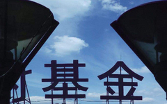 我有10万块，该怎么配置基金才能赚钱？